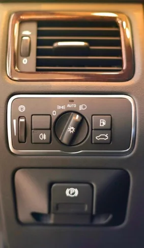 Vehicle dashboard air conditioning vent